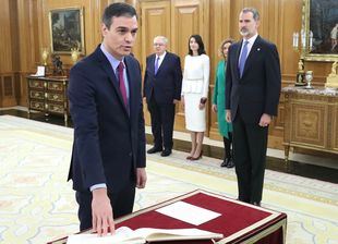 Sánchez promete su cargo como presidente entre bromas con el Rey