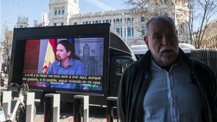 La 'hemeroteca rodante' que recorre Madrid contra Pedro Sanchez y sus socios de Gobierno