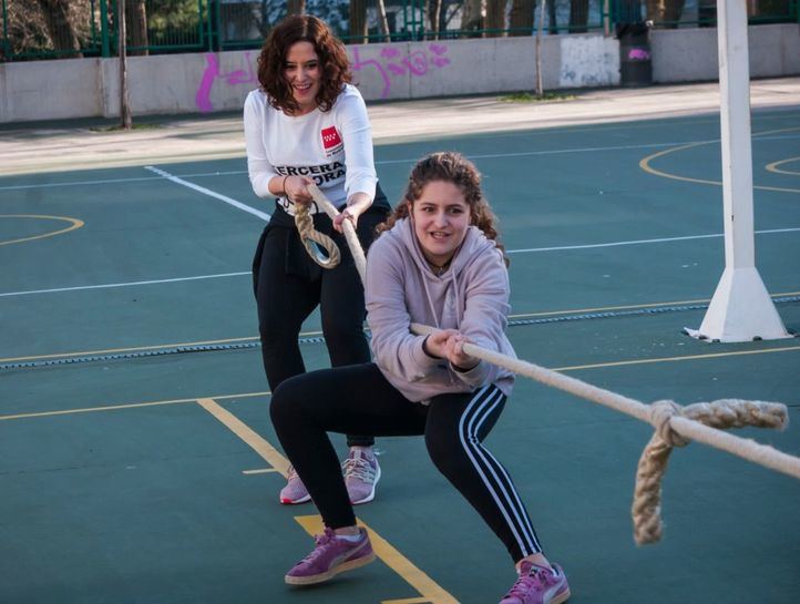La presidenta de la Comunidad de Madrid, Isabel Díaz Ayuso, presenta en el IES Santamarca la ampliación de la asignatura de Educación Física.