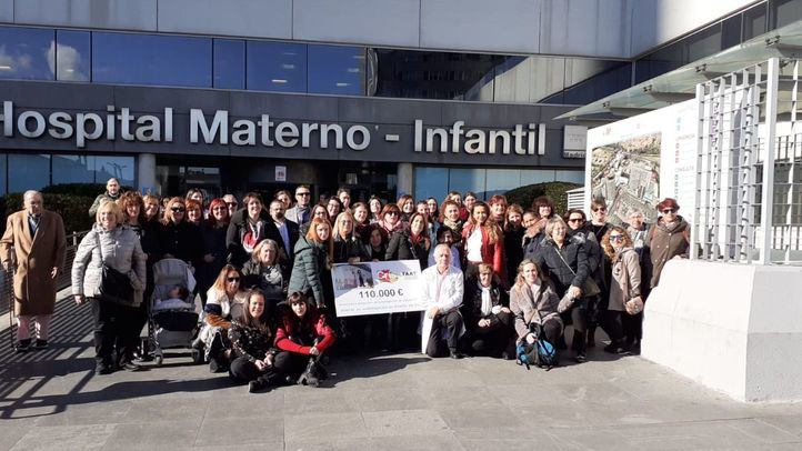 Las mujeres taxistas, en el momento de la entrega del cheque.