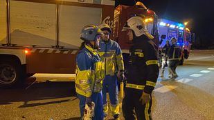 Heridas tres personas tras caer sobre sus coches la carga de un tráiler en la AP-6