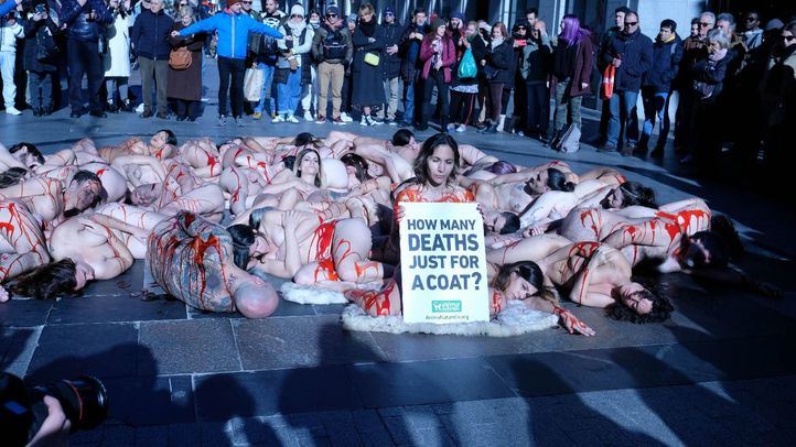 Un grupo de animalistas ha protestado por el asesinato de animales en la industria peletera