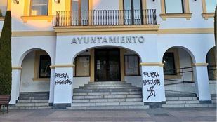 El Ayuntamiento de 'Sanse' amanece con pintadas: "Fuera fascistas"