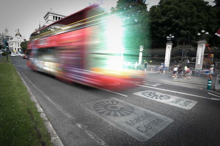 Un autobús, en la calle Alcalá.