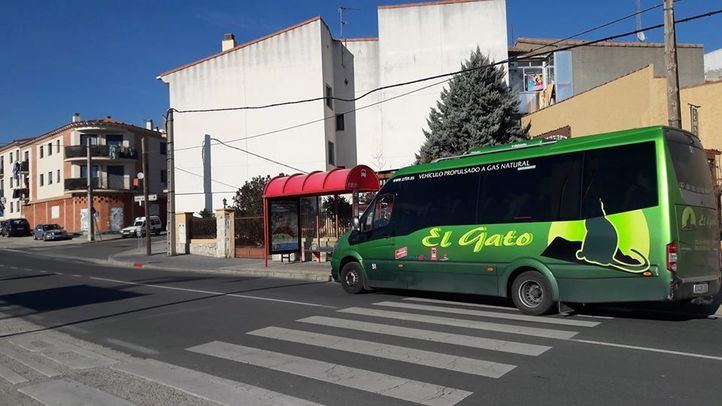 Autobús interurbano que cubre ruta entre Cadalso de los Vidrios y Madrid.