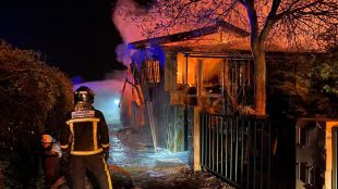 Un incendio calcina por completo un chalet en El Molar