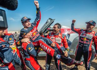 El madrileño Carlos Sainz gana su tercer Dakar a los 57 años