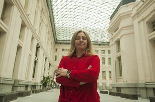 Inmaculada Sanz, en el patio de cristales del Palacio de Cibeles.