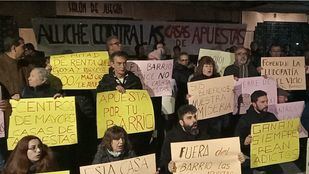 Vecinos del barrio de Aluche sujetan carteles contra las casas de apuestas