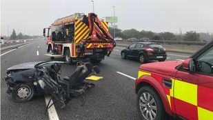 Un hombre y una mujer resultan heridos al impactar su coche contra un pilar de señalización