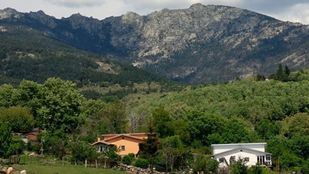Cientos de vecinos de Cercedilla y Navacerrada, preocupados por la posible expropiación de sus viviendas