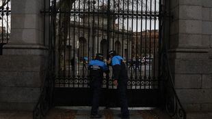 El Retiro y otros ocho parques cierran este domingo debido a la alerta roja por viento