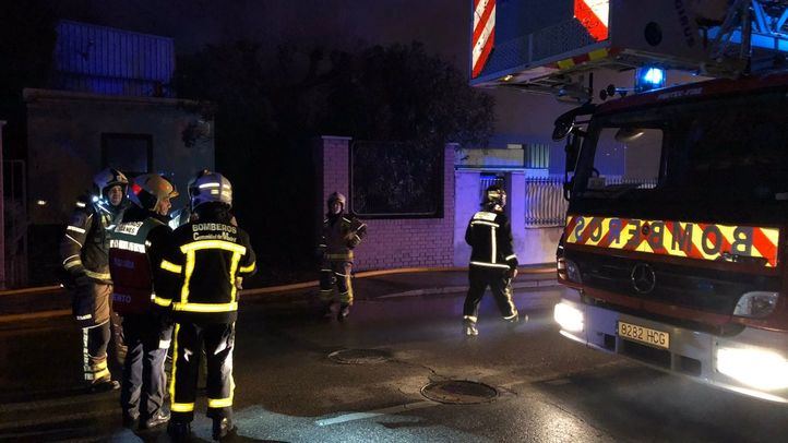 Diez dotaciones de bomberos de diferentes administraciones han hecho falta para controlar el incendio