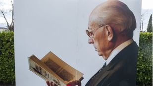 Los socialistas madrileños homenajean a Tierno Galván en el aniversario de su fallecimiento