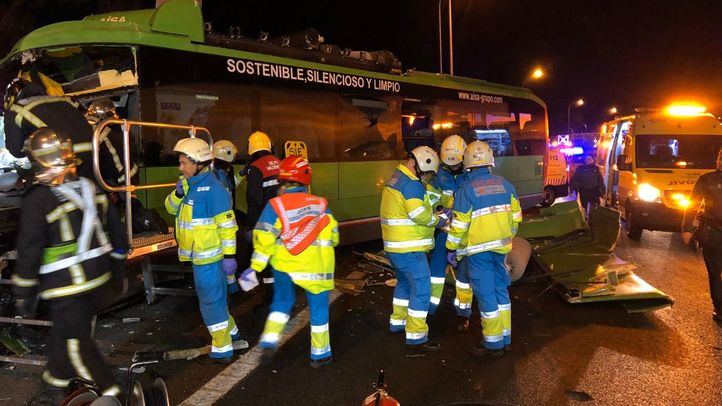 Sanitarios en el lugar del accidente.