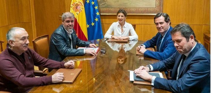 Díaz se estrena con un acuerdo para subir el salario mínimo a 950 euros
