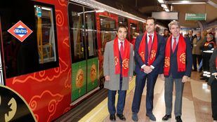 Dragones chinos en el Metro celebran el Año Nuevo Chino