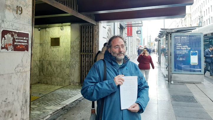 Quique Villalobos, presidente de la FRAVM, presenta el recurso contra la llegada de los residuos de la Mancomunidad del Este a Valdemingómez.