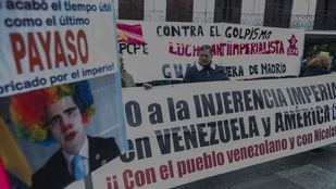 Los detractores de Juan Guaidó se manifiestan ante el Ministerio de Exteriores