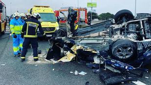 Un vehículo choca contra la mediana en la A-6 y queda partido en dos