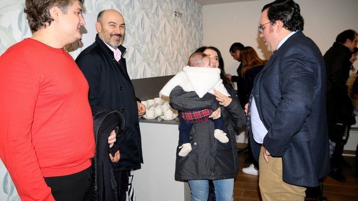 El alcalde de Boadilla del Monte charlando con vecinos.