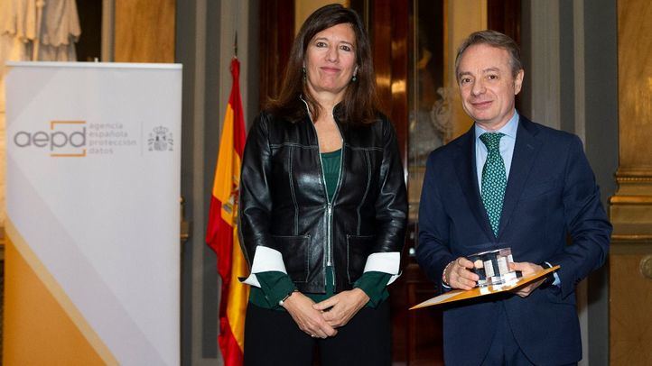 Mar España, directora de la AEPD, y Lorenzo Cooklin, director general de Fundación Mutua Madrileña.