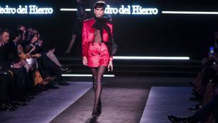 Volúmenes y toques glam en el desfile de Pedro del Hierro
