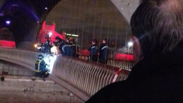 Los Bomberos liberan a un niño que quedó atrapado entre los barrotes en Madrid Río