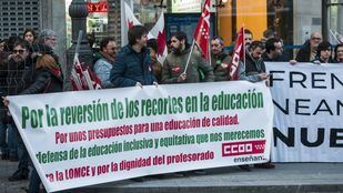 Sindicatos, profesores y alumnos contra el "pin neandertal"