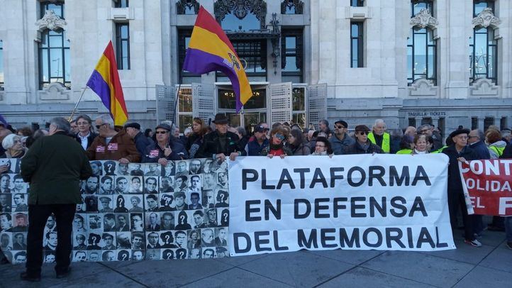 Más de un centenar de personas exige frente a Cibeles devolver al memorial de La Almudena las placas con nombres de fusilados