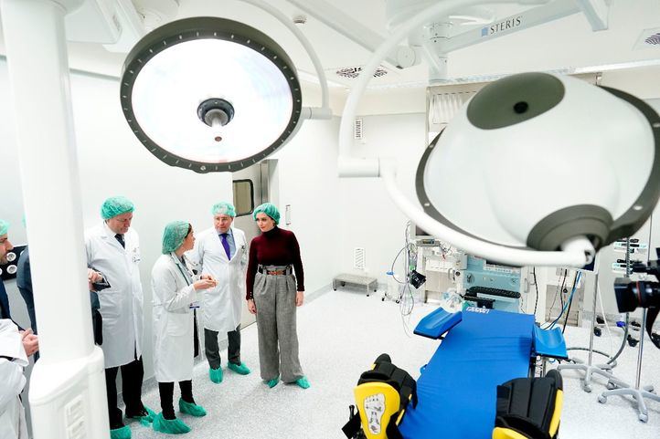 La presidenta de la Comunidad, Isabel Díaz Ayuso, en su visita al nuevo equipamiento contra el cáncer del Hospital Puerta de Hierro de Majadahonda