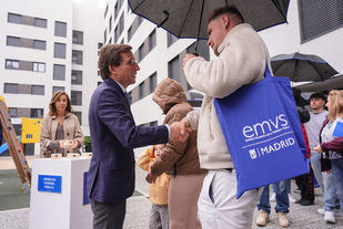 Almeida entrega las llaves de una nueva promoción de viviendas públicas en alquiler