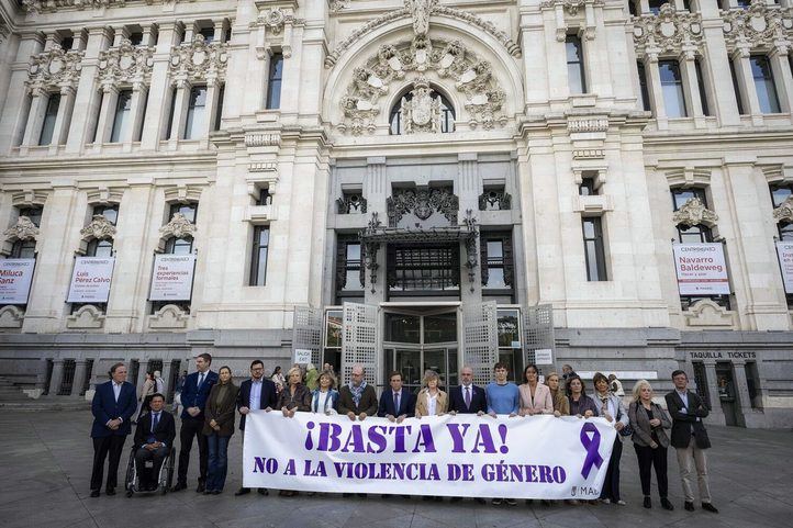 Alcalde de Madrid, delegado del Gobierno y resto de autoridades en el minuto de silencio por la última víctima de violencia machista