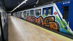 Metro sufre un nuevo asalto de grafiteros en Puerta del Ángel