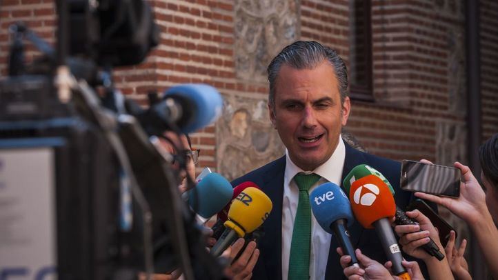 El secretario general de Vox, Javier Ortega Smith, se defiende de las acusaciones por disparar un fusil de asalto