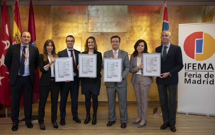 Eduardo López-Puertas, Director General De Ifema, posa con los certificados junto al resto de su equipo