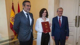 Díaz Ayuso recibe la memoria de la Fiscalía del año 2018