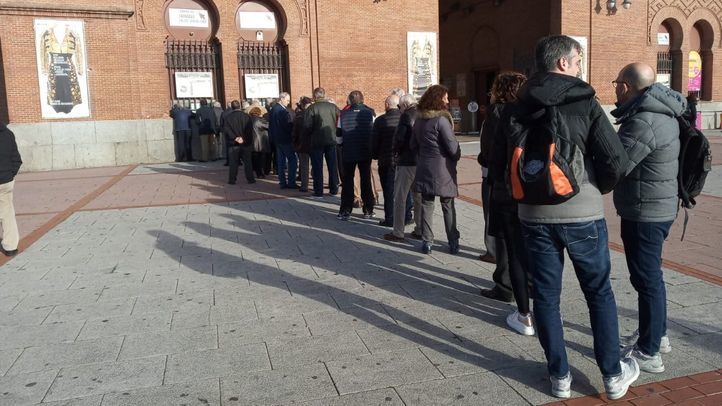Colas en Las Ventas para la renovación de abonos