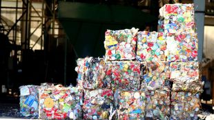 "Apedreamientos" a vehículos de recogida de residuos en la entrada de Valdemingómez