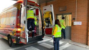 Herida grave una motorista al chocar contra un coche