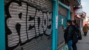 Uno de los negocios de la zona, cerrado por la cuarentena.