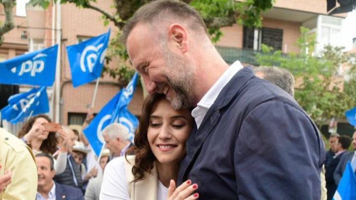 Pedro García Aguado, abrazando a Isabel Díaz Ayuso en un mitin del PP.