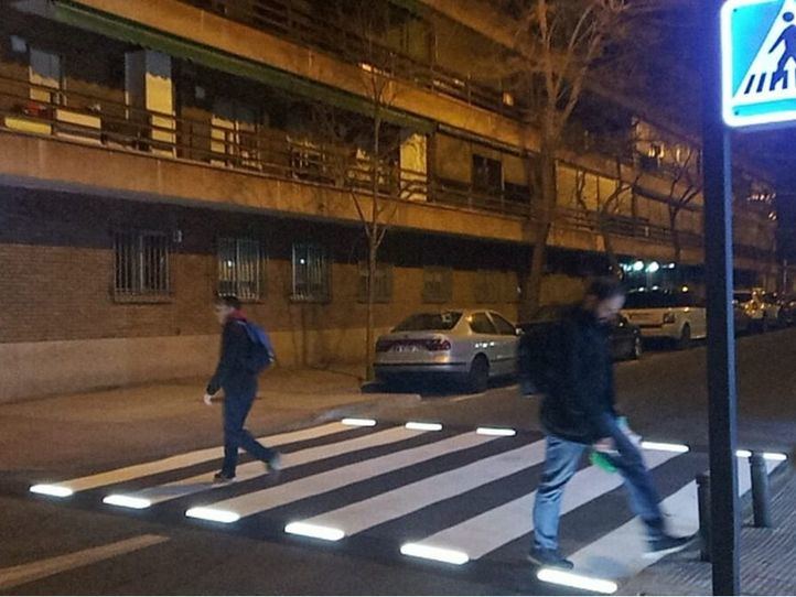 Ciudad Lineal luce el primer paso de peatones inteligente