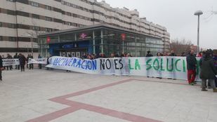 Los vecinos de Vallecas protagonizan una marcha por el cierre de Valdemingómez