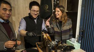 Andrea Levy, junto a dos hermanos que regentan una bodega en Usera