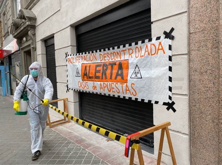 Vecinos de Retiro visten trajes de fumigadores y declaran 'alerta por proliferación descontrolada de casas de apuestas'