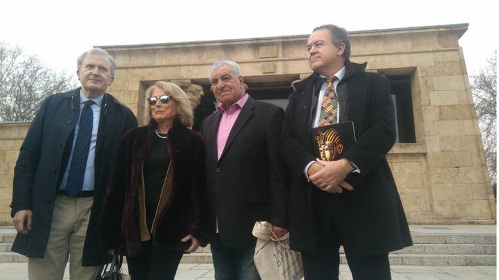 El egiptólogo Zahi Hawass acompañado por representantes del Ayuntamiento de Madrid durante su visita al Templo de Debod.