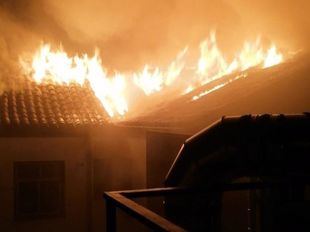 Los bomberos revisan los daños en el inmueble incendiado al lado del TSJM