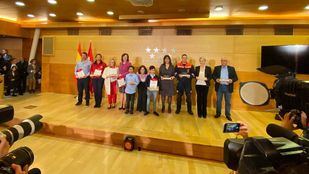 Ayuso premia a los "campeones" del 112