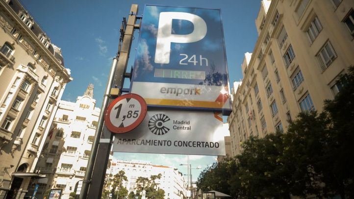 Cartel de aparcamiento concertado con Madrid Central.